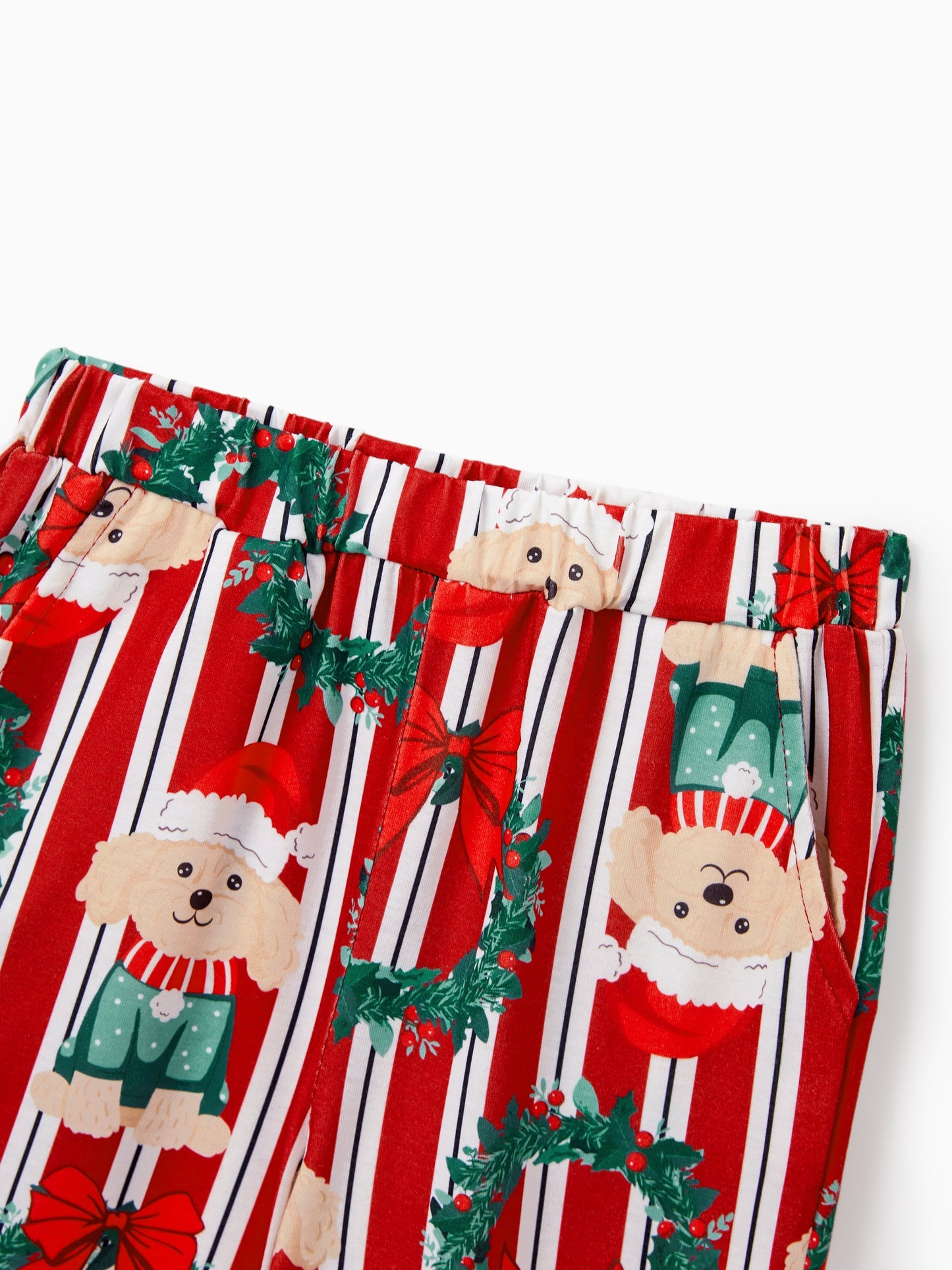 Conjunto de Pijamas Coordenados para a Família no Natal com Estampa de Cãozinho Vermelhos