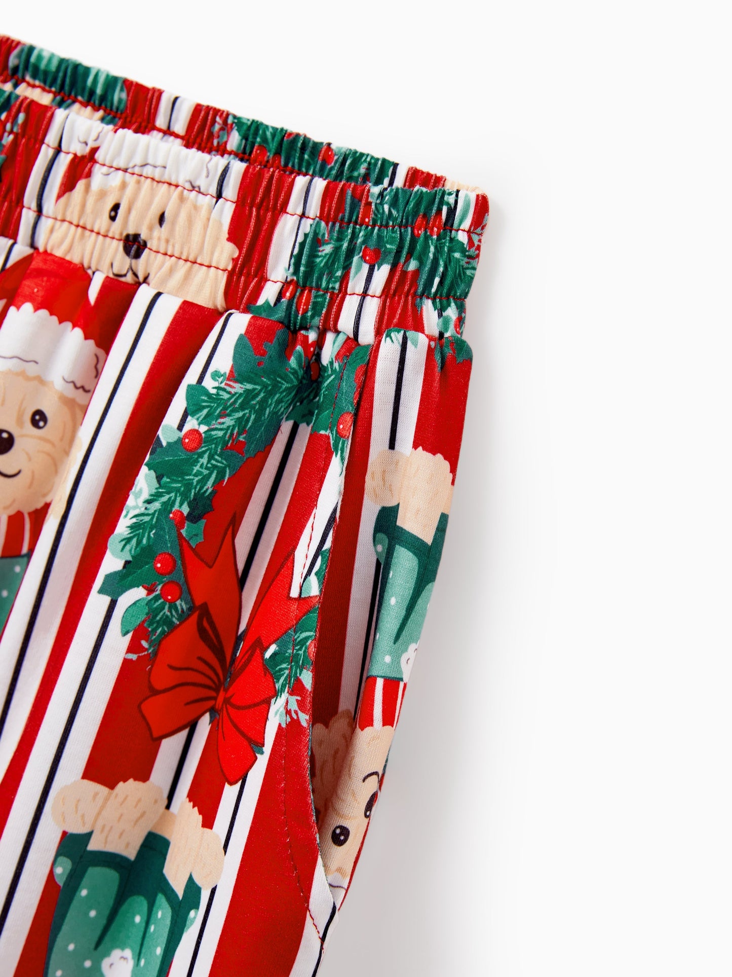 Conjunto de Pijamas Coordenados para a Família no Natal com Estampa de Cãozinho Vermelhos