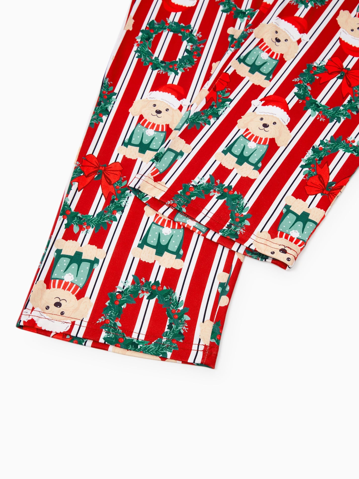 Conjunto de Pijamas Coordenados para a Família no Natal com Estampa de Cãozinho Vermelhos