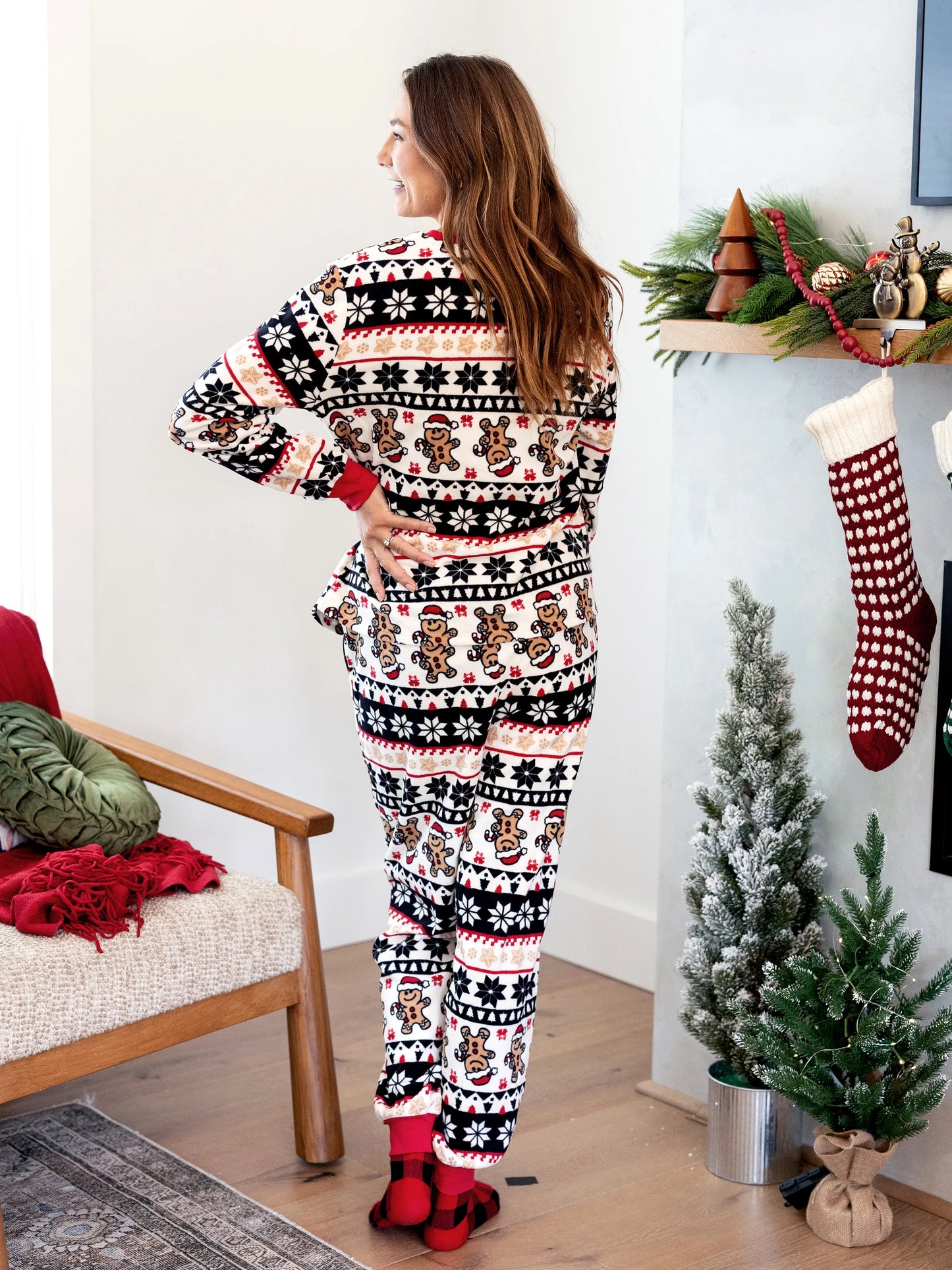 Conjunto de Pijamas de Fleece em Família para o Natal com Estampado de Gengibre e Flocos de Neve e Meias de Natal Vermelhas