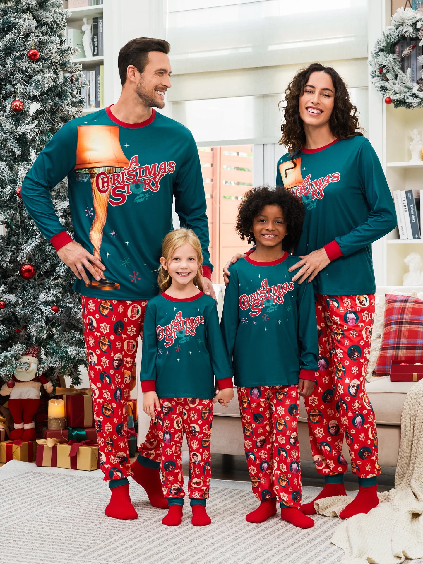 Conjunto de Pijamas Gráficos "A História de Natal" com Meias de Natal em Conjunto de Famílias Matching.