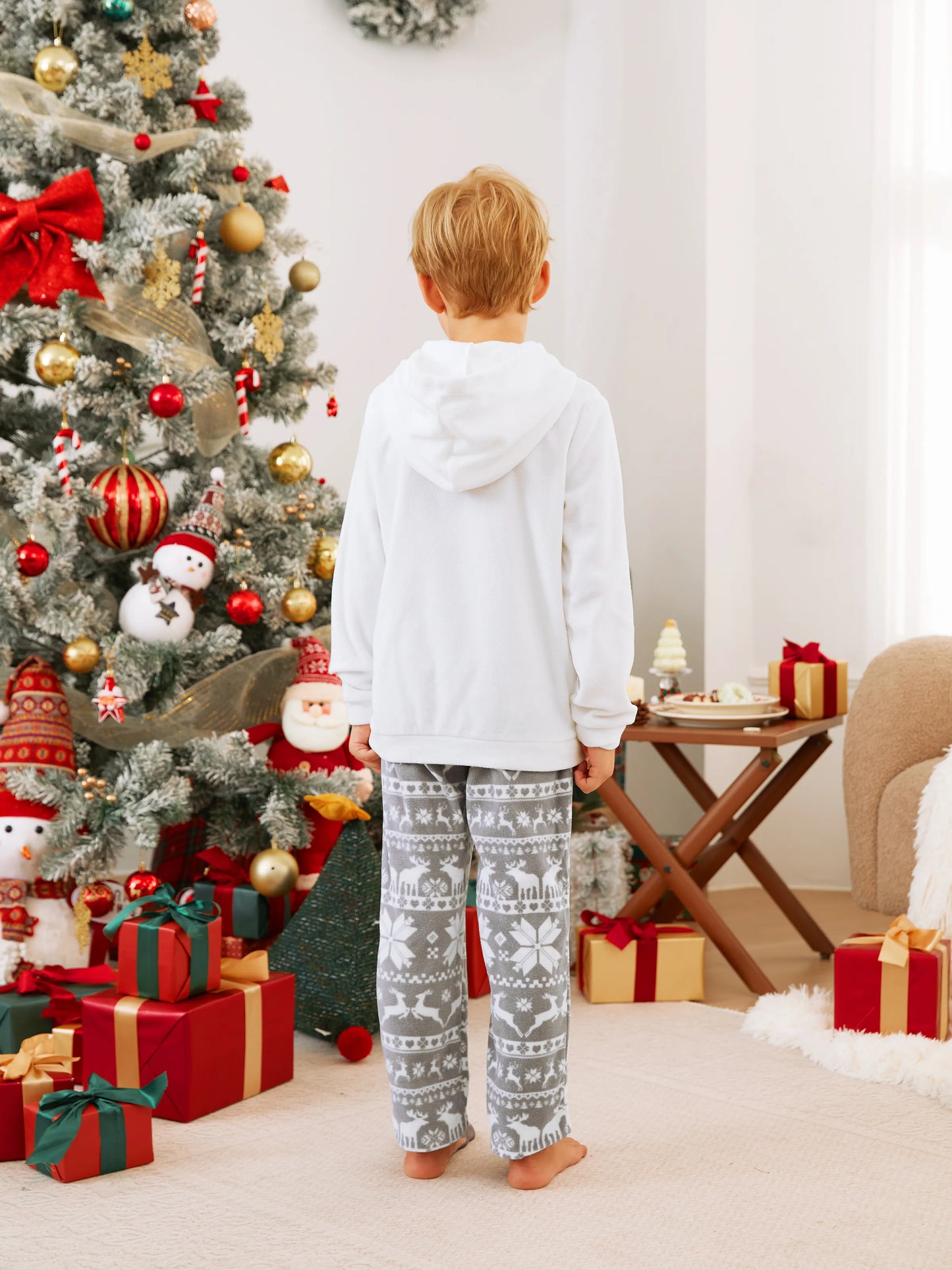 Conjuntos de Pijamas de Fleece com Capuz para a Família em Temática Natalícia, com Letras Bordadas e Meias de Natal brancas.
