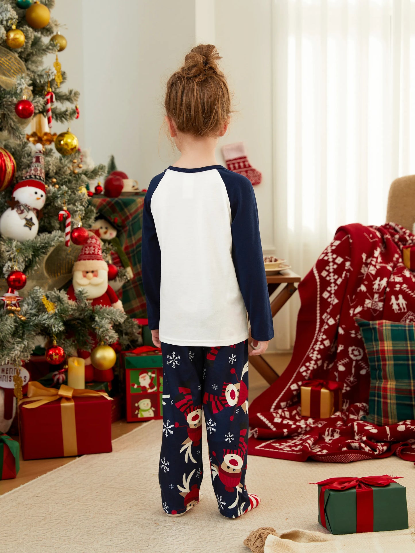 Pijamas de Natal para Família com Padrão de Renas, Conjunto de Pijamas com Manga Raglan em Grande Gráfico e Meias de Natal. Cores: Azul Escuro / Branco / Vermelho.
