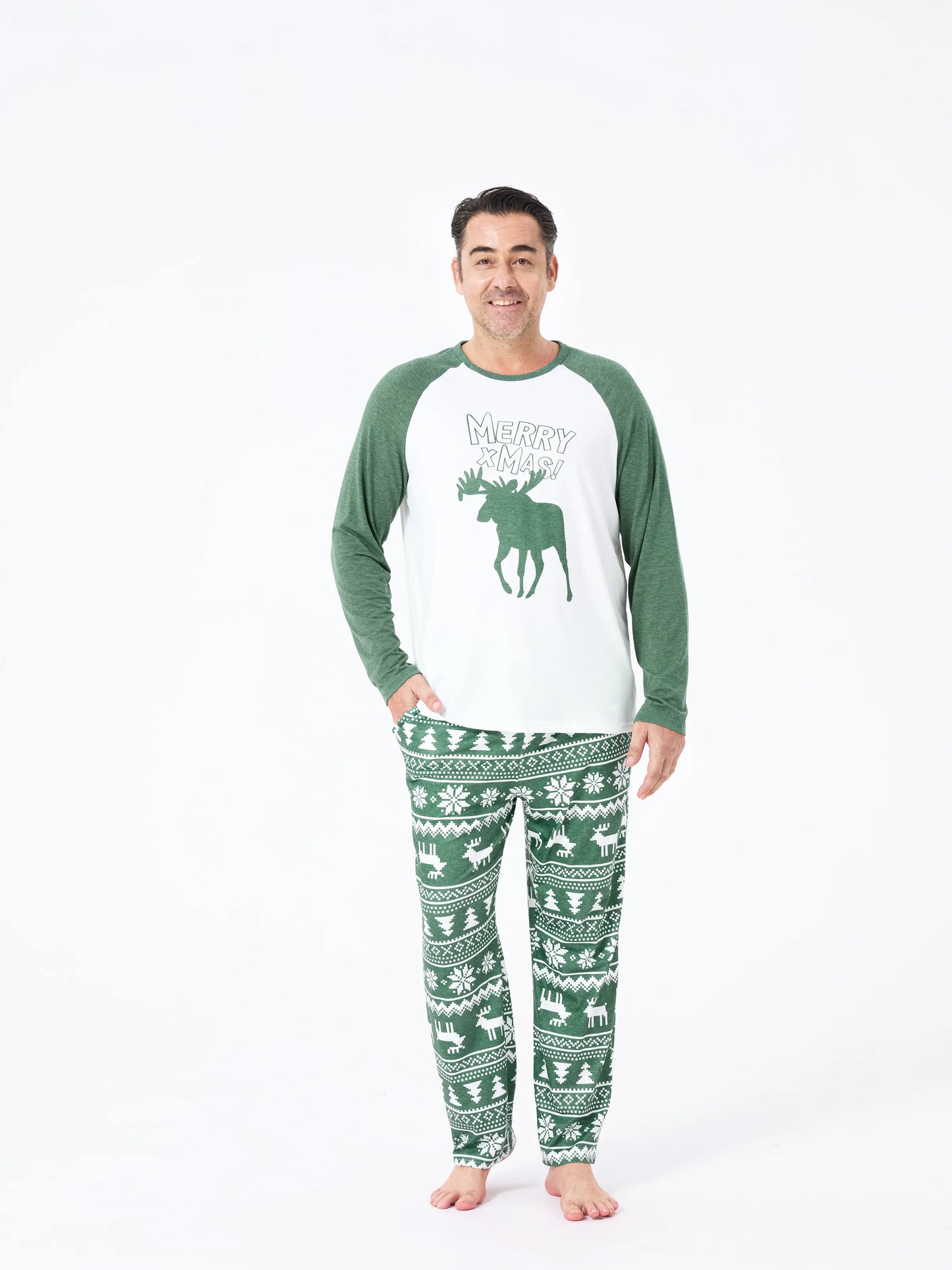 Conjunto de Pijamas de Natal para Família com Estampado de Renas e Flocos de Neve em Verde com Meias de Natal Verde Escuro