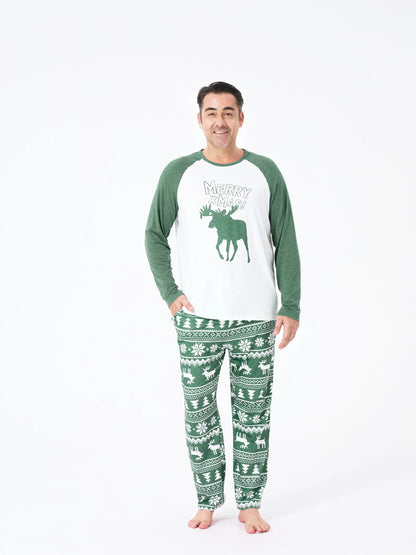 Conjunto de Pijamas de Natal para Família com Estampado de Renas e Flocos de Neve em Verde com Meias de Natal Verde Escuro