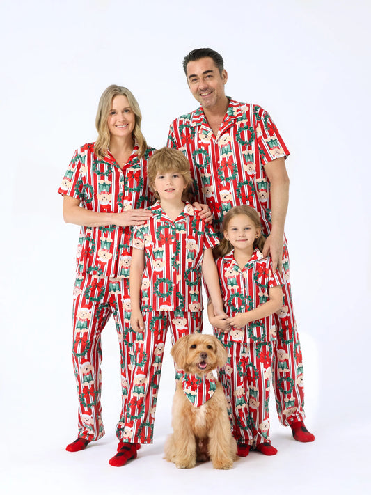 Conjunto de Pijamas Coordenados para a Família no Natal com Estampa de Cãozinho Vermelhos