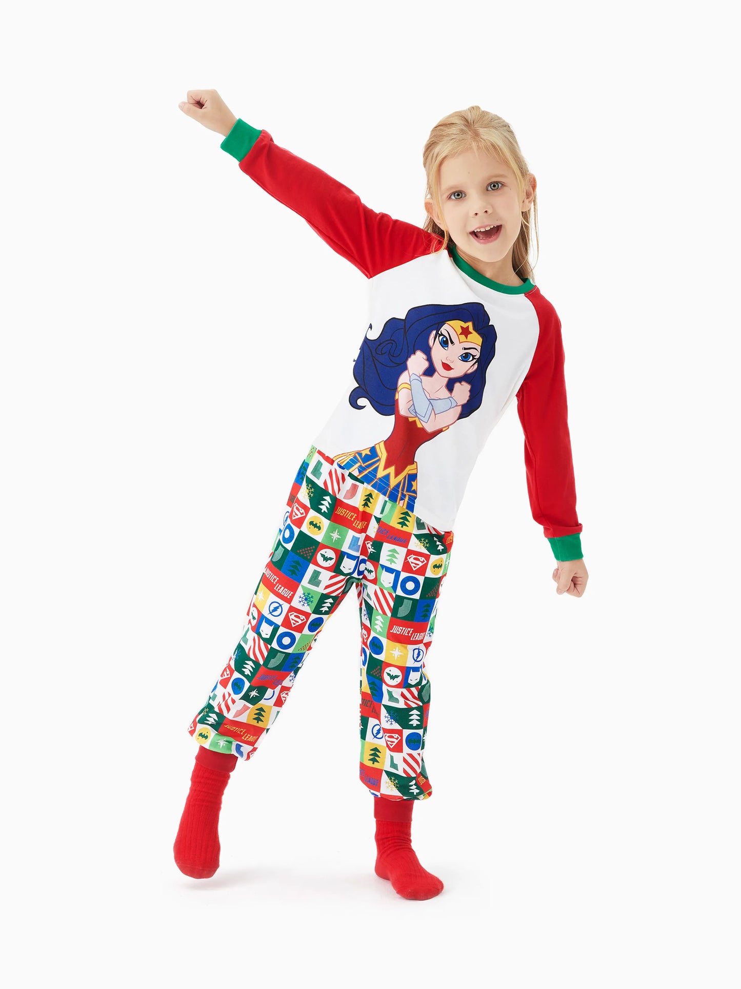 Conjuntos de Pijamas de Natal em Família, Igualzinhos, da Justice League com Batman/Superman Mulher Maravilha, acompanhados de Meias de Natal.