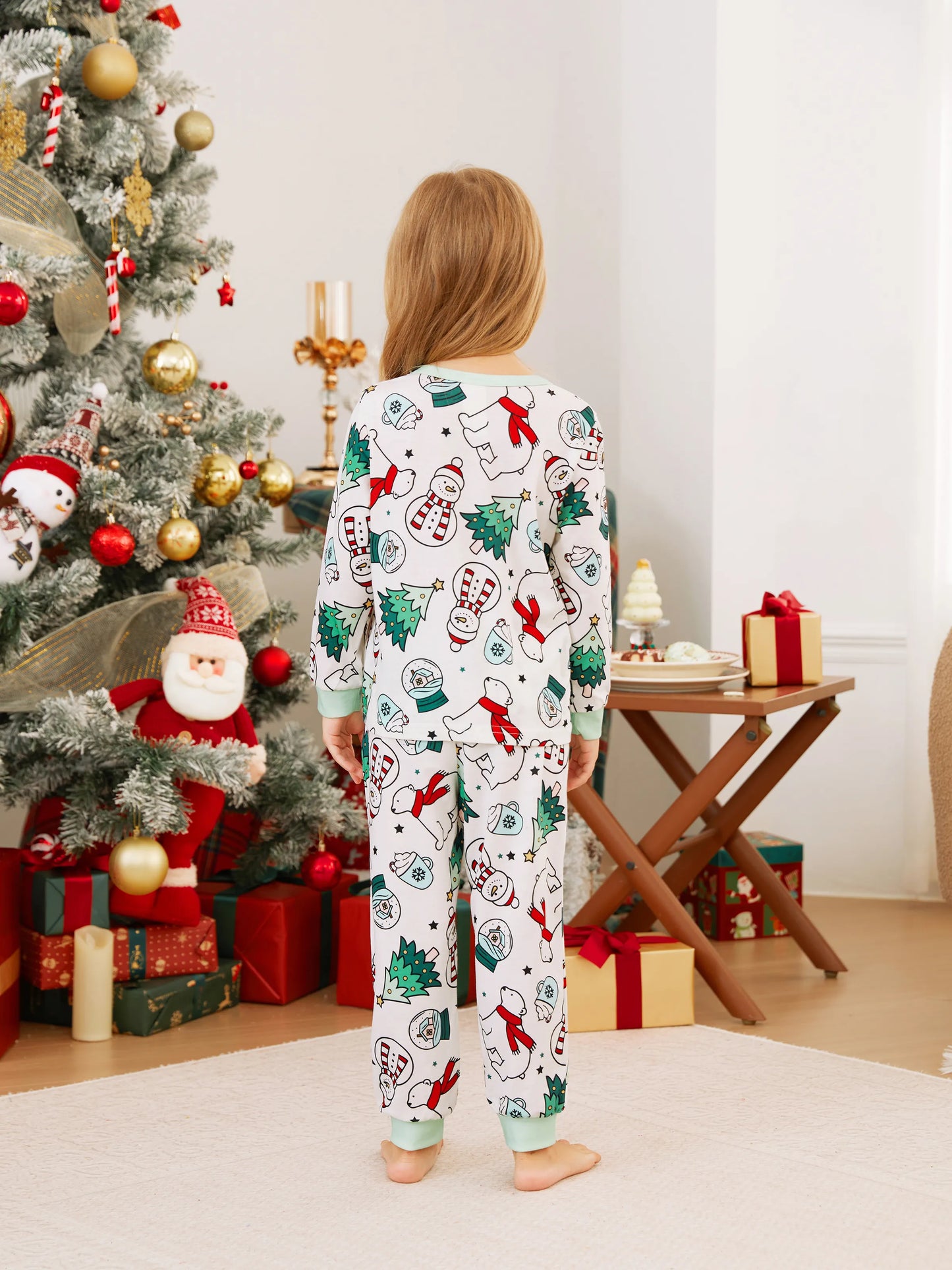 Conjunto de Pijamas de Natal em Família com Mangas Longas – T-Shirts Verdes Muito Felizes e Calças com Padrão, Inclui Meias de Natal – Verde Primavera Médio