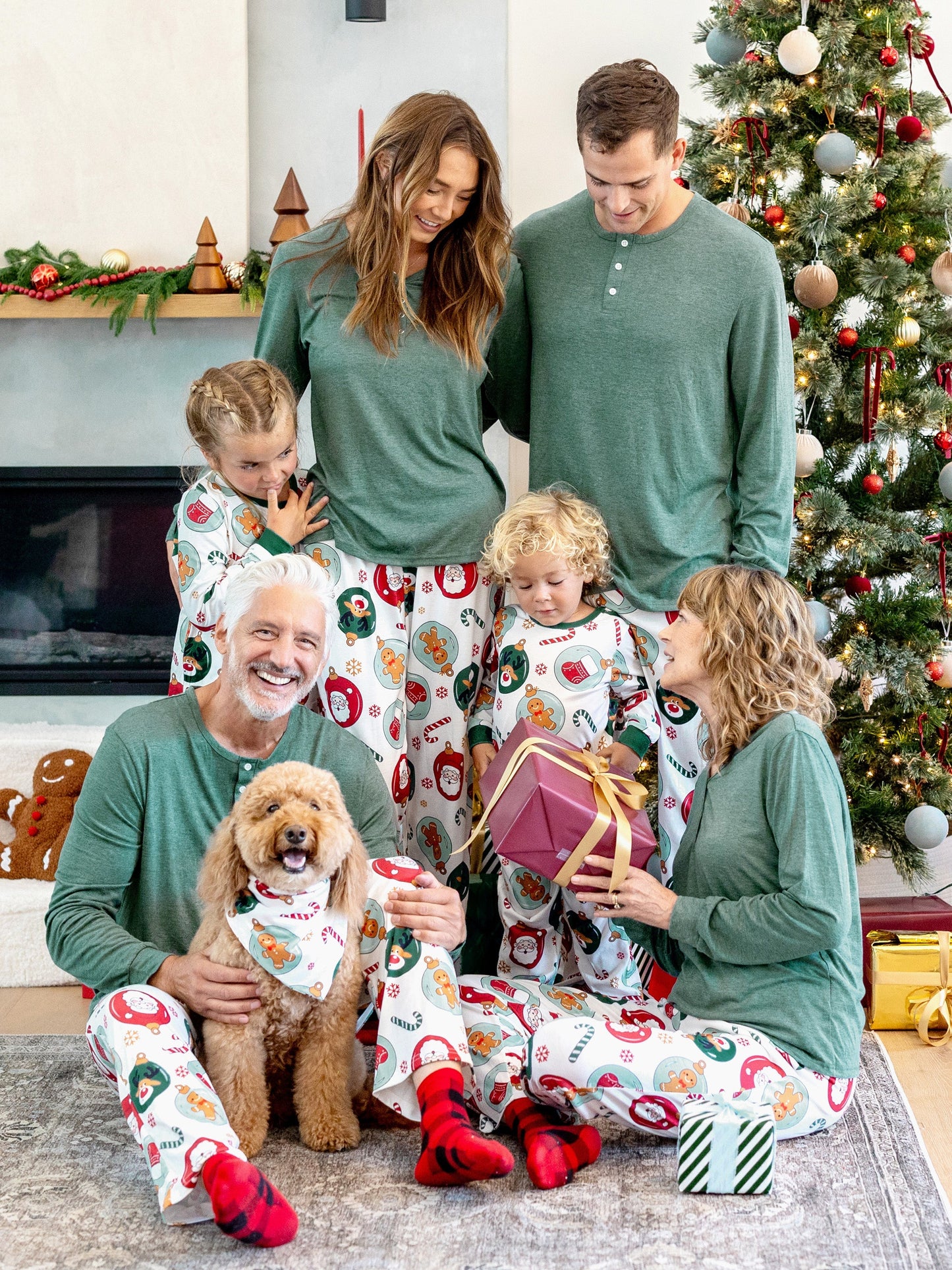 Conjunto de Pijamas em Família a Condizer para o Natal com Renas e Pai Natal e Meias de Natal Verdes