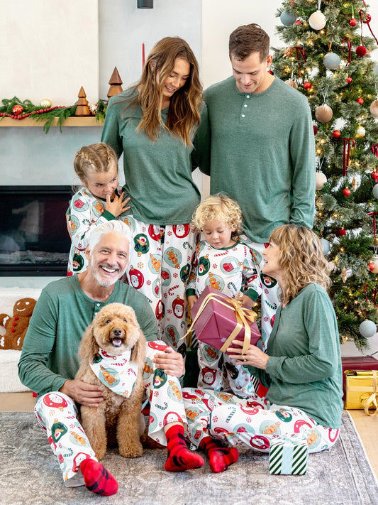 Conjunto de Pijamas em Família a Condizer para o Natal com Renas e Pai Natal e Meias de Natal Verdes