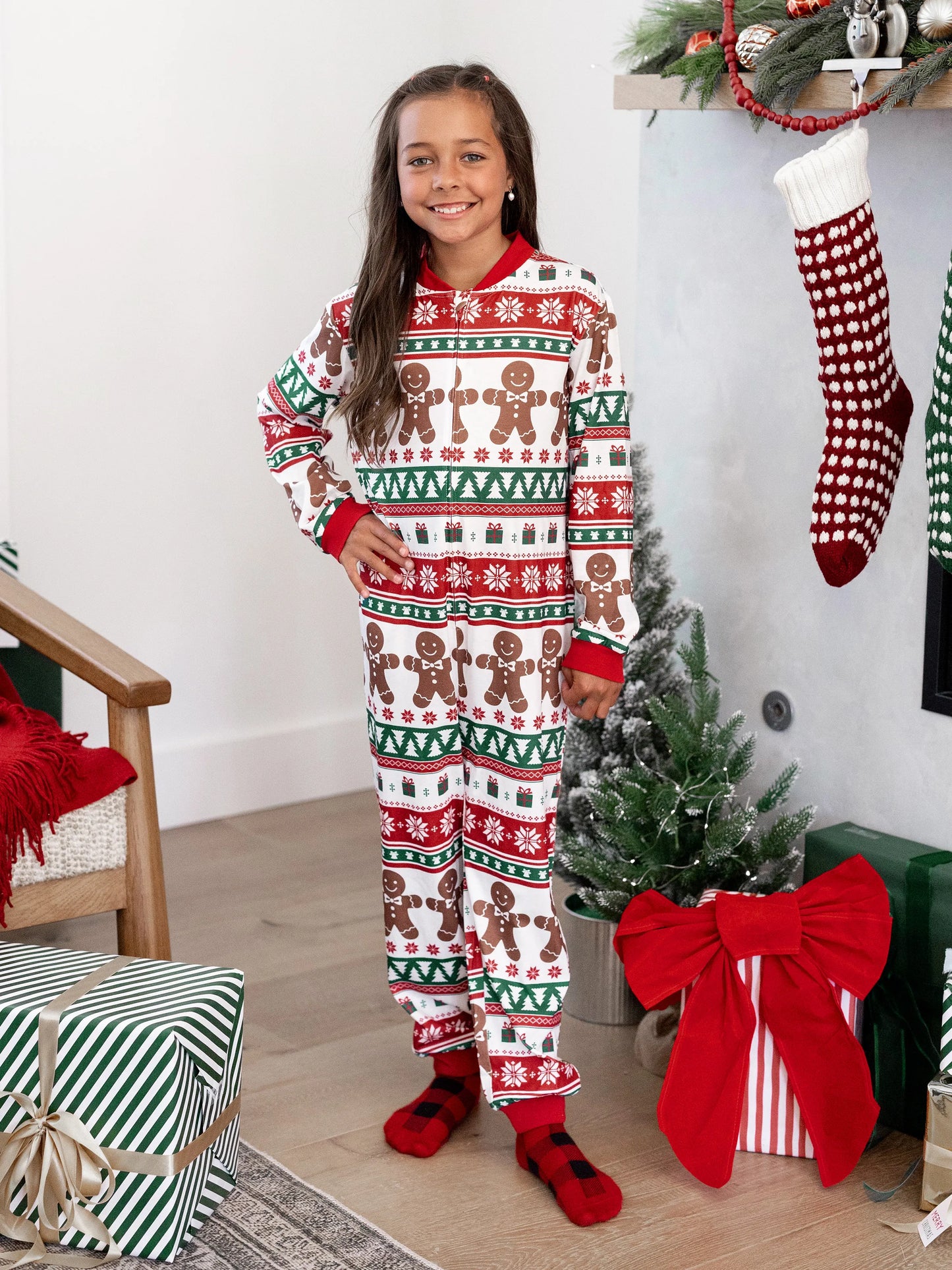 Christmas Matching Family Pajamas Set Gingerbread Christmas-theme Plaid Print PJS with Christmas Socks Red