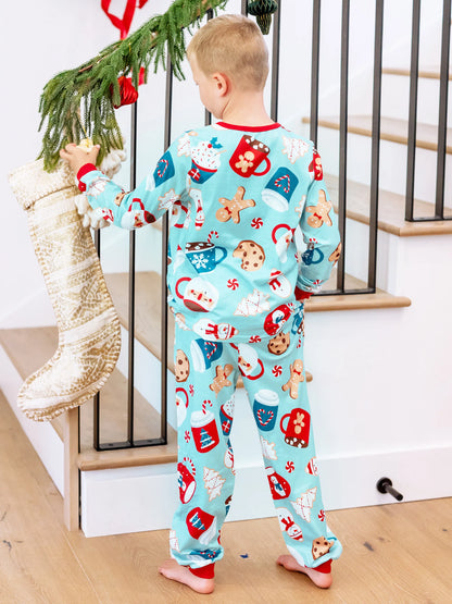 Conjunto de Pijamas em Família para o Natal com Estampa de Bolachas de Gengibre em Azul e Vermelho, acompanhado de Meias de Natal em Azul Claro.