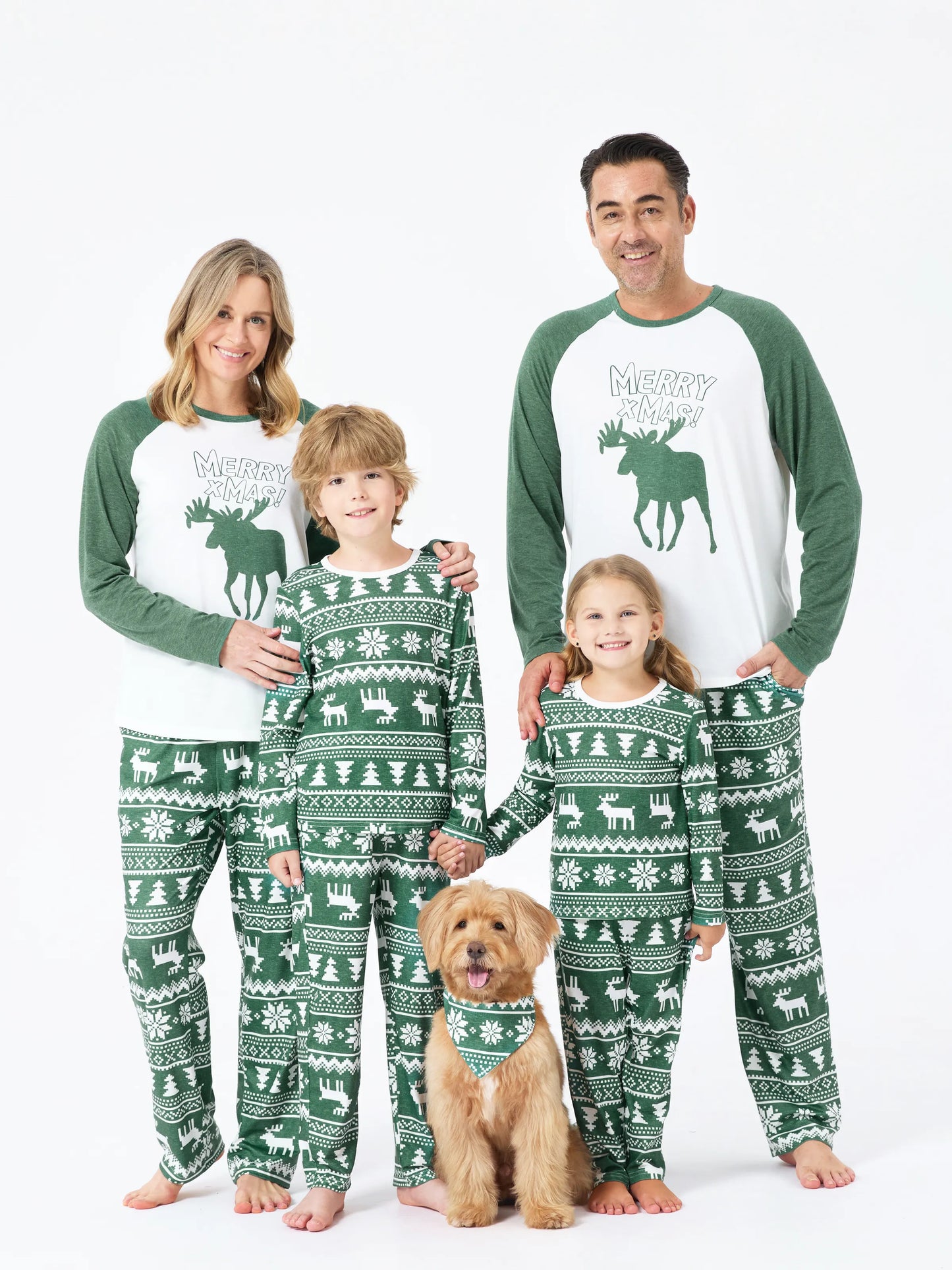 Conjunto de Pijamas de Natal para Família com Estampado de Renas e Flocos de Neve em Verde com Meias de Natal Verde Escuro
