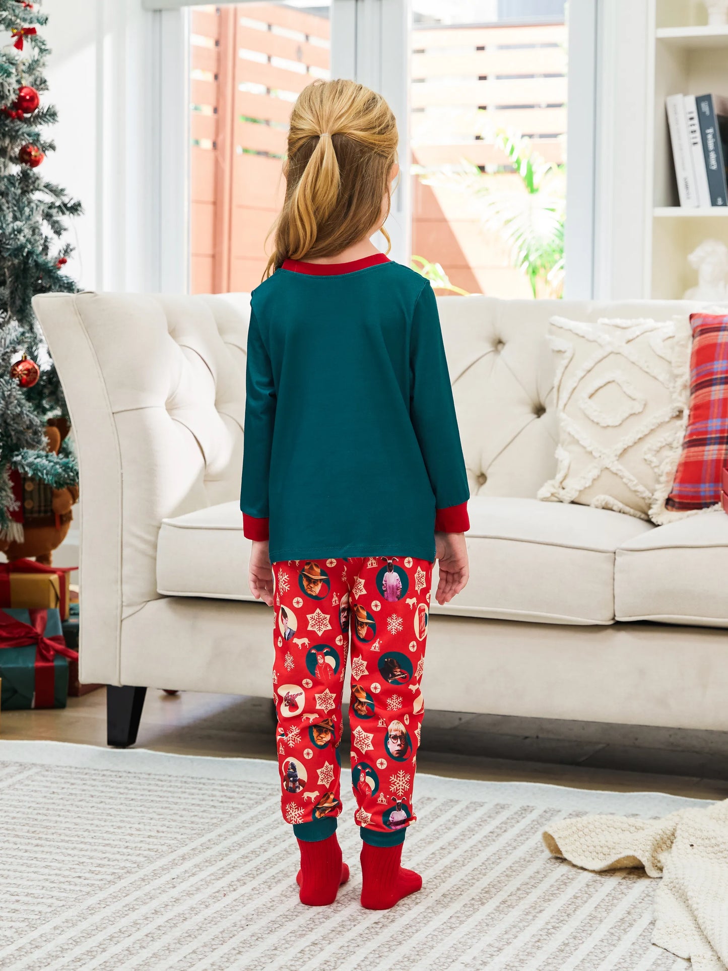 Conjunto de Pijamas Gráficos "A História de Natal" com Meias de Natal em Conjunto de Famílias Matching.