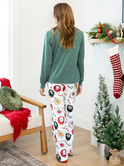 Conjunto de Pijamas em Família a Condizer para o Natal com Renas e Pai Natal e Meias de Natal Verdes