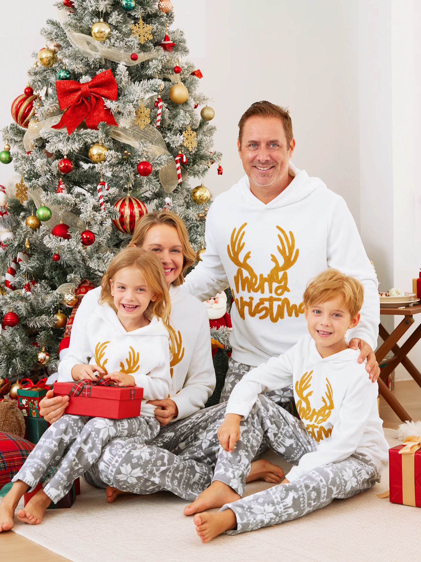 Conjuntos de Pijamas de Fleece com Capuz para a Família em Temática Natalícia, com Letras Bordadas e Meias de Natal brancas.