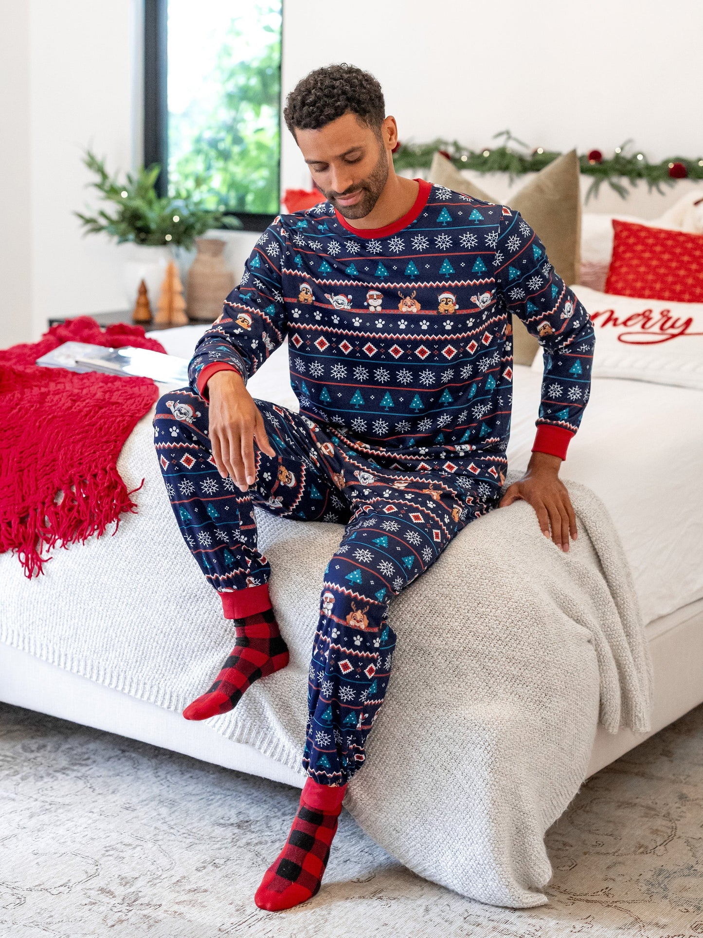 Conjuntos de Pijamas de Manga Longa com Estampado Integral da PAW Patrol para toda a família, acompanhados de Meias de Natal.